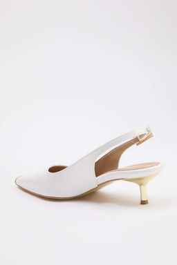 Beyaz Alt?n Galvaniz Detayl? 5 cm Kad?n Klasik Topuklu Ayakkab? TAKSS26TO00074