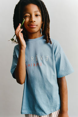 CAMISETA TEXTO RELIEVE / Azul claro