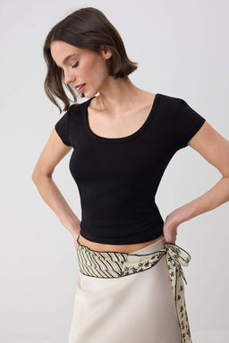 Wardrobe Essentials-Siyah Fitted/Vucuda Oturan Havuz Yaka Ay Kol Yumusak Orme Bluz TWOSS26BZ00362