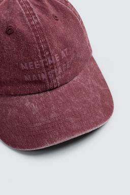 GORRA LAVADA TEXTO ESTAMPADO / Rojo