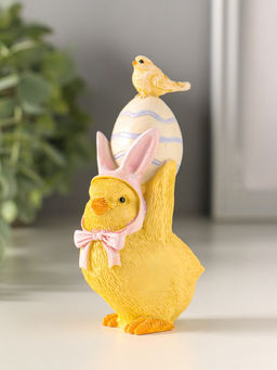 Фигурка полистоун Цыплёнок в розовой шапке с заячьими ушками несёт яичко, 10.5 см