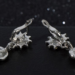 Серьги висячие со стразами Вечерние мадам, цвет бело-красный в серебре, 7 см