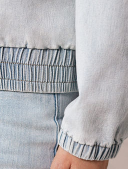 Джинсовый бомбер на молнии из облегченного денима - Vilatte фото 5