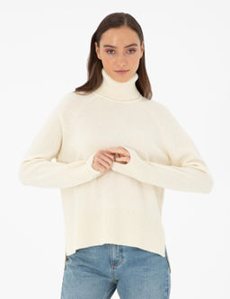 Свитер стандартного кроя цвета экрю