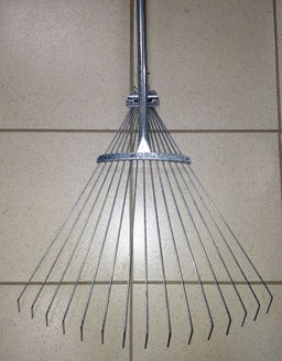 Грабли 15-ти зубые веерные раздвижн. проволочные оцинкованные "Лидер" с метал.черенком (101343)