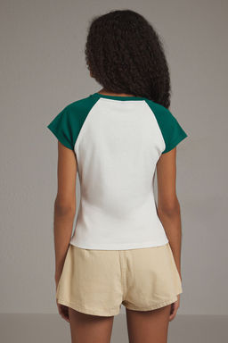 Zumrut Yesili Renk Bloklu Slogan Bask?l? Fitted/Vucuda Oturan Orme T-Shirt TWOSS25TS00096