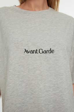 Gri Pamuk Kar?s?ml? Slogan Nak?sl? Relaxed/Genis Rahat Kesim Bisiklet Yaka T-Shirt TWOSS21TS0481