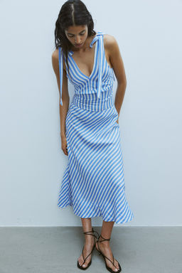 Vestido en mezcla de lino con tirantes de lazo