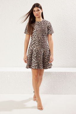 Trendyolmilla Cok Renkli Leopar Desenli Etegi F?rf?rl? Kahverengi Mini Denim Elbise TWOSS25EL00079