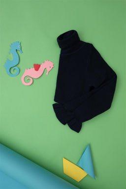 Темно-синий свитер для девочки