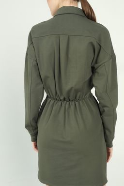 Стильное платье модного силуэта из мягкого шелковистого футера 302L3-22 хаки - Solo mio фото 6