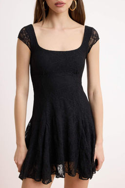 Siyah A-Kesim/Can Form Havuz Yaka Kal?n Ask?l? Kolsuz Dantel Orme Elbise TWOSS26EL00468 - Trendyolmilla фото 3