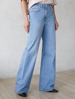 Джинсы трубы с декоративной стиркой из эластичного облегченного денима