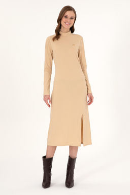 Женское трикотажное платье песочного цвета Неожиданная скидка в корзине