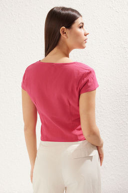 Trendyolmilla Fusya Onden Dugme Detayl? K?sa Kollu Kare Yaka Dokuma Gomlek TWOSS25GO00007  фото 7