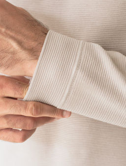 Лонгслив из мягкого фактурного трикотажа с плетеным воротником поло на пуговицах