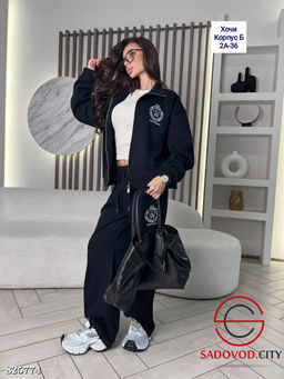 Спортивный женский костюм