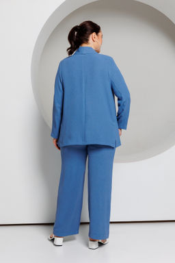 Жакет из плотной шелковистой ткани с жатой фактурой.