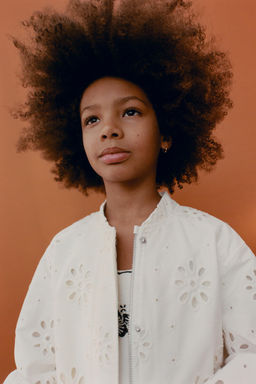 CAZADORA BORDADO SUIZO / Blanco