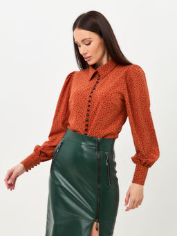 Стильная женская рубашка классического кроя с элементами романтики, горох крупный черный на терракотовом - Tantino фото 5