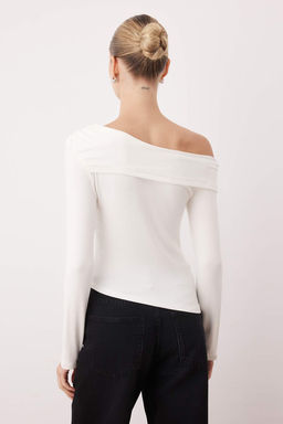 Ekru Asimetrik Yaka Aksesuar Detayl? Fitted Ac?k Omuzlu Orme Bluz TWOAW26BZ00121