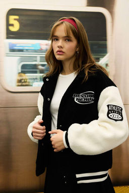 Плюшевая куртка-бомбер с карманами и карманами на кнопках с вышивкой поло большого размера - Defacto фото 2