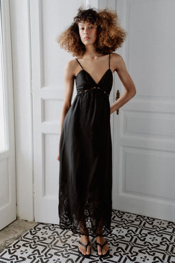 VESTIDO MIDI BORDADOS / Negro