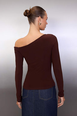 Kahverengi Fitted/Vucuda oturan Aksesuar Detayl? Asimetrik Yaka Esnek Orme Bluz TWOAW26BZ00075