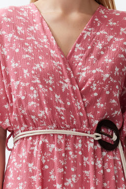 Pembe Bask?l? Aksesuar Kemer Detayl? Buzgulu Esnek Orme Maxi Elbise TWOSS24EL00871 - Trendyolmilla фото 5