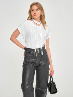 Блузка с декоративными завязками