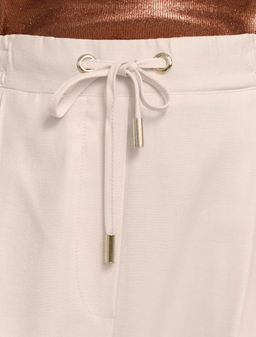 Брюки бананы с поясом на резинке из плотного лиоцелла - Vilatte фото 4