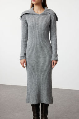 TRENDYOLMILLA Antrasit Midi Triko Yumusak Dokulu Devrik Yaka Elbise TWOAW25EL00016  фото 4