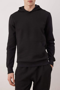 Siyah Regular/Normal Kesim Kapusonlu Dokulu Sweatshirt TMNAW26SW00068