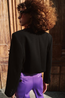 BLAZER CORTA HOMBRERAS / Negro - Zara фото 5