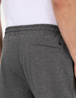 Серые меланжевые трикотажные шорты комфортного кроя