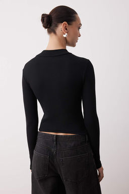 Siyah Cut Out Detayl? Dik Yaka Vucuda Oturan Fitilli Esnek Crop Orme Bluz TWOAW26BZ00062 - Trendyolmilla фото 4
