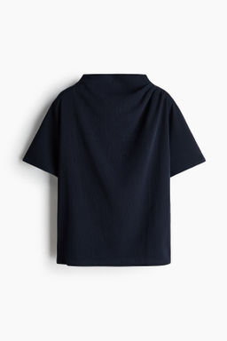 Top drapeado con cuello elevado