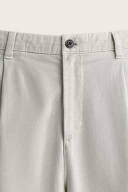 PANTAL?N CHINO STRAIGHT FIT PLIEGUES / Gris