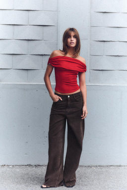 KNIT TOP WITH GOLDEN APPLIQUE