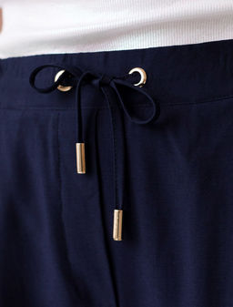 Брюки бананы с поясом на резинке из плотного лиоцелла - Vilatte фото 2