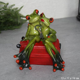 Фигурка Лягушка Влюбленные на чемодане 14 см / YX99043 /уп 16/