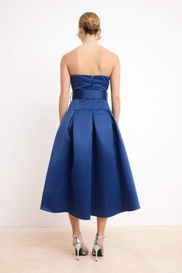 Lacivert Saten Straplez Yaka Pileli Kemer Detayl? Midi Elbise TPRSS26EL00007 - Trendyolmilla фото 4