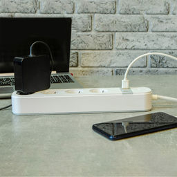 P-GCL4-1,8 A201/UC/WF WHITE Умный сетевой фильтр Wi-Fi, 1.8м (Пвс 3х1,5), 4 гнезда, с/з, 2USB+Type-C (5В, 3A). 16A. До 3680Вт. Голосовое управление+приложение UnielSmart. TM Uniel