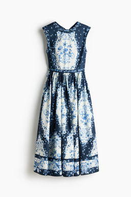 Vestido de popelina con falda acampanada
