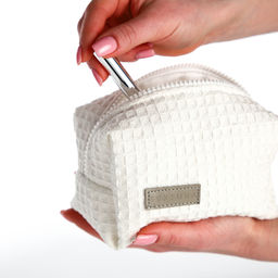 Косметичка женская на молнии TEXTURA, объёмная, маленькая, вафельная текстура, мягкая, белая  фото 7