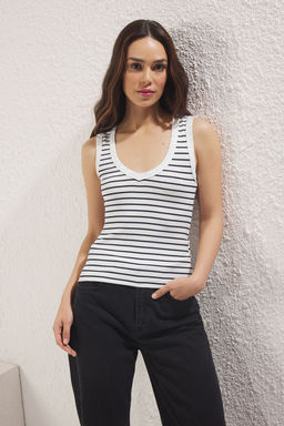 TRENDYOLMILLA K?rm?z? Fitted/Vucuda Oturan Kolsuz Esnek Orme Atlet TWOSS25AL00022  фото 2