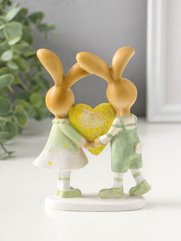 Сувенир полистоун "Зайки-малыши в зелёных нарядах, с большим жёлтым сердцем" 13,5 см