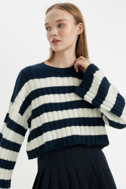 Regular Fit Cizgili Bisiklet Yaka Crop Triko Kazak