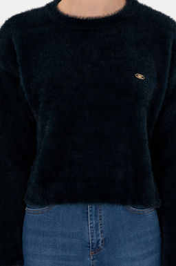 Женский темно-синий свитер с круглым вырезом и мягкой текстурой