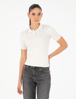 Бежевый свитер узкого кроя